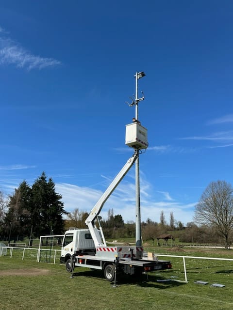 Remplacement dans projecteur de stade avec nacelle